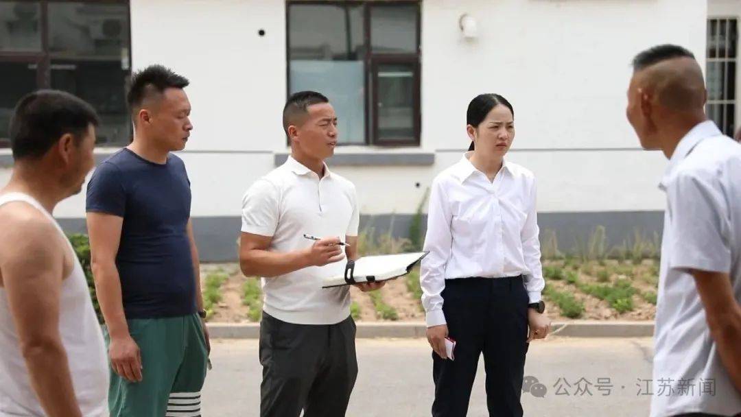 “上场了，该拼了！”全网点赞的“苏超”村支书：左手秧苗，右脚足球