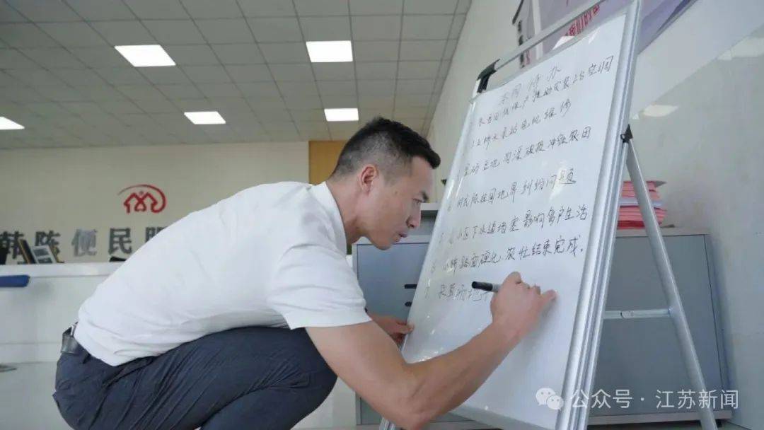 “上场了，该拼了！”全网点赞的“苏超”村支书：左手秧苗，右脚足球