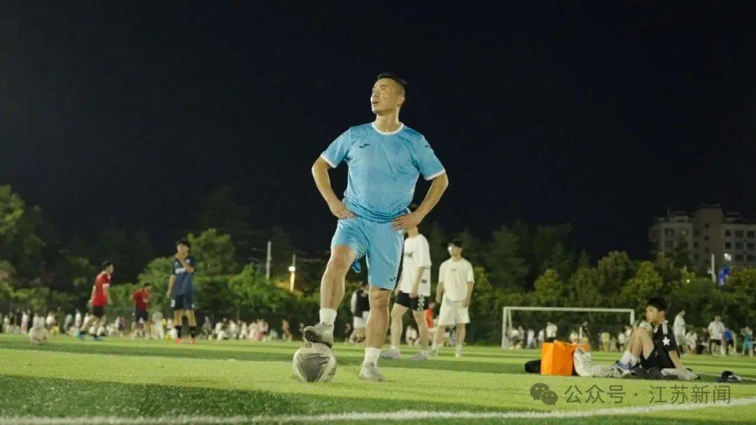 “上场了，该拼了！”全网点赞的“苏超”村支书：左手秧苗，右脚足球