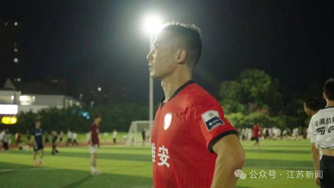 “上场了，该拼了！”全网点赞的“苏超”村支书：左手秧苗，右脚足球