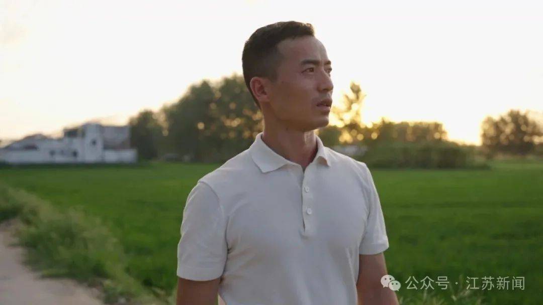 “上场了，该拼了！”全网点赞的“苏超”村支书：左手秧苗，右脚足球